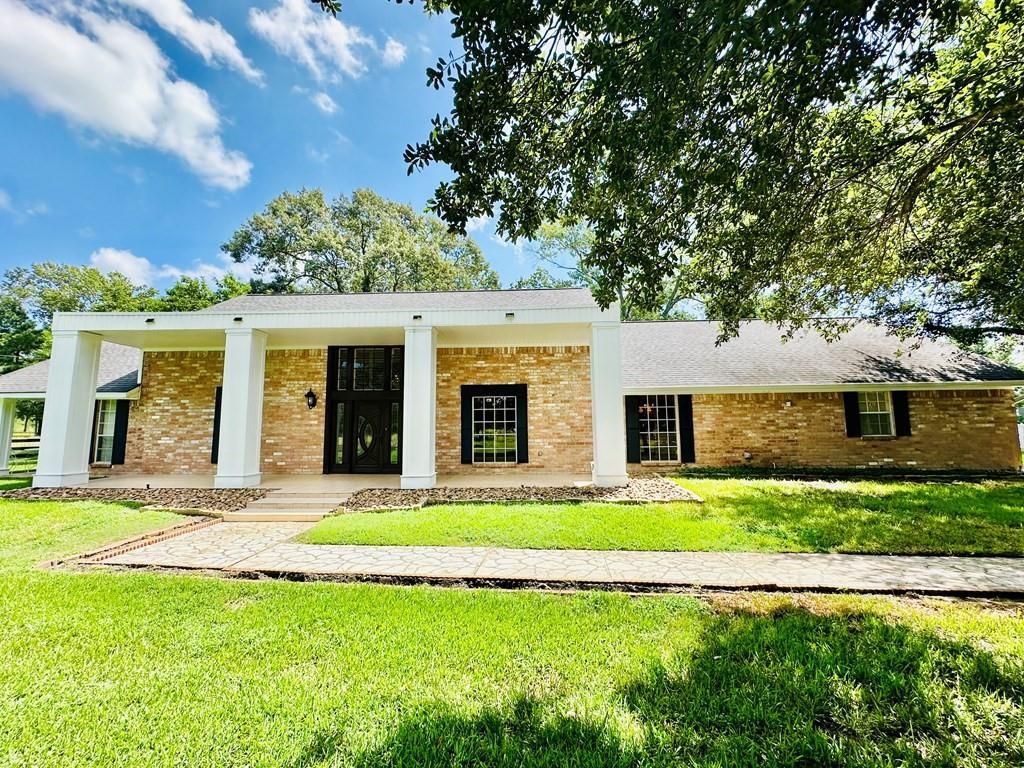 Exterior, Facade, Brick Facade, Ranch