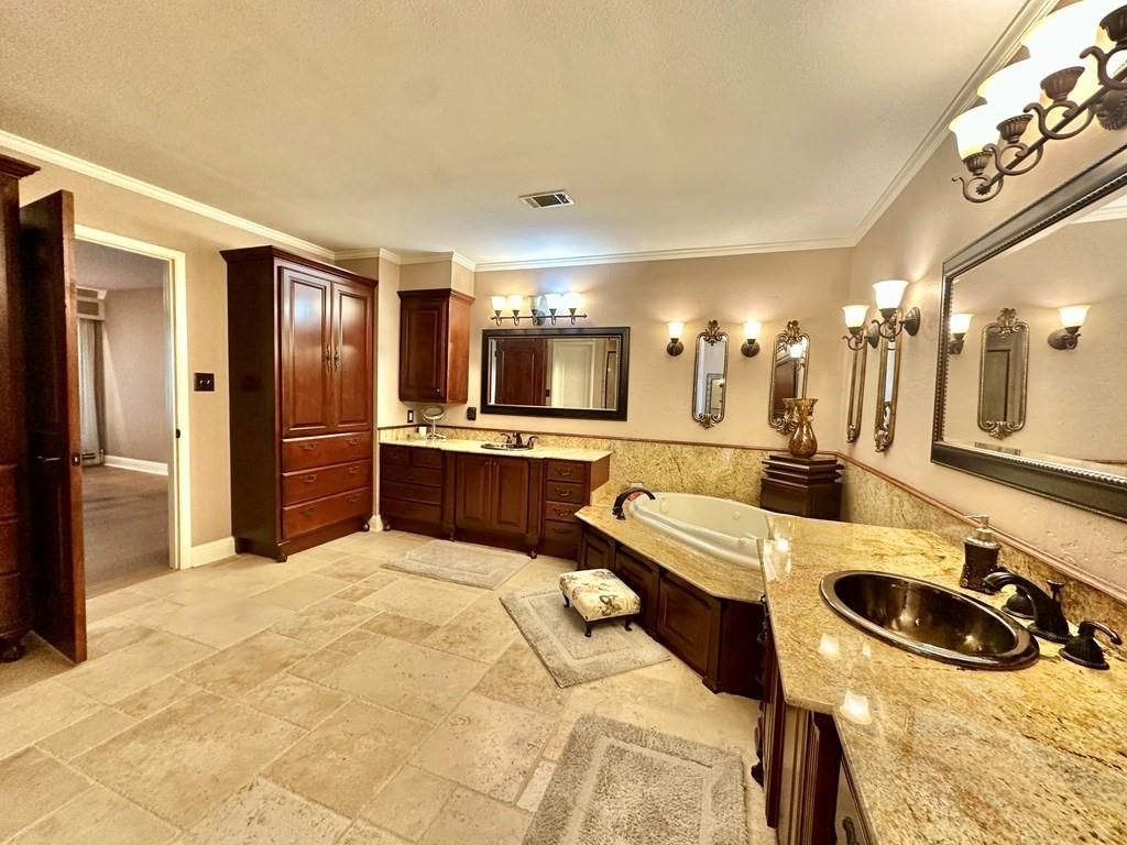 Bathroom, Dual Sink Vanities, Interior