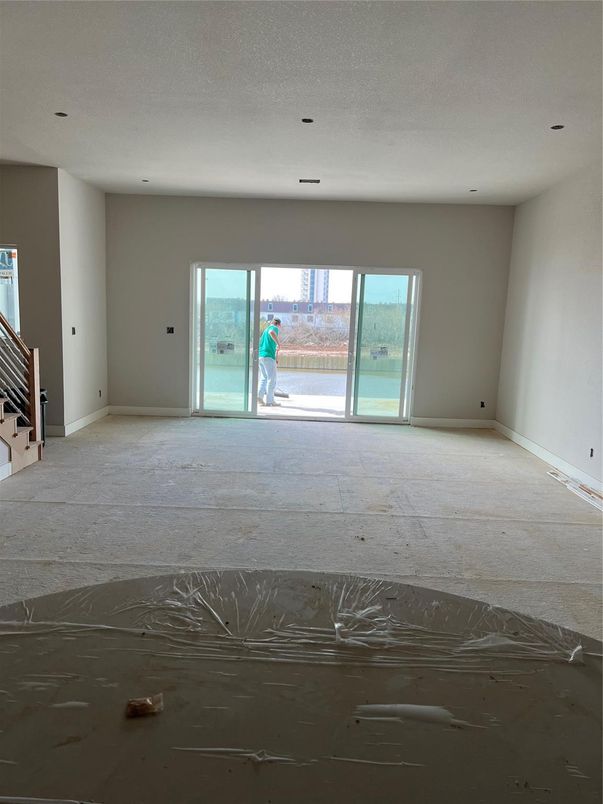 Empty room, Interior