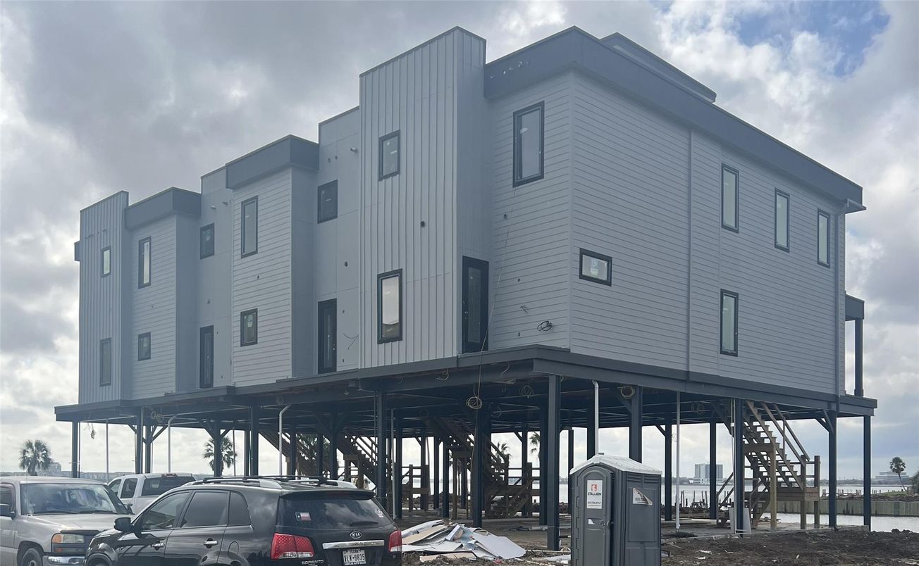 Exterior, Facade, Modern