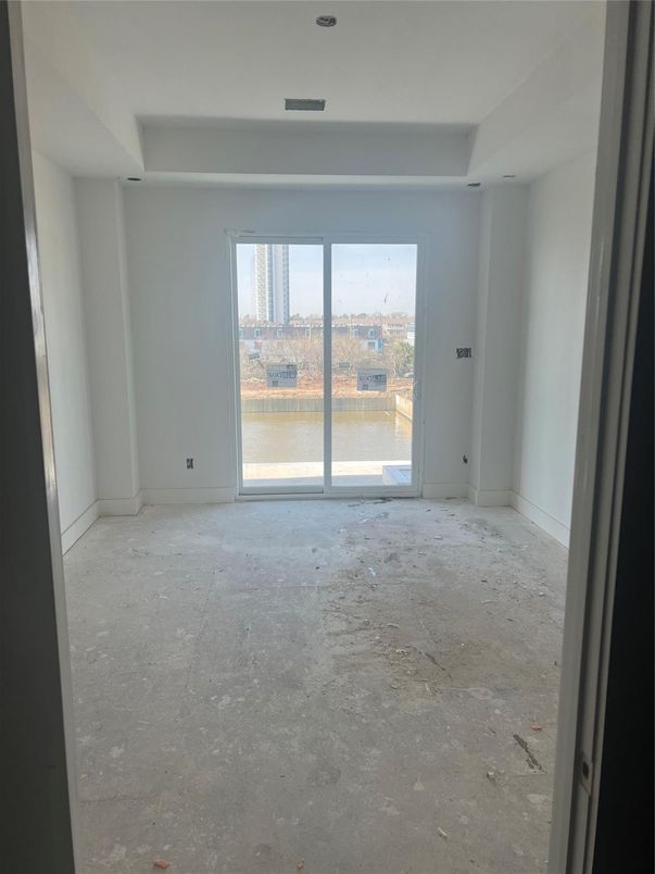 Empty room, Interior