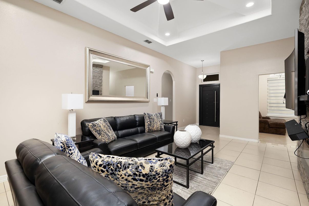 Interior, Living room, Pendant Lights, Recessed Lighting