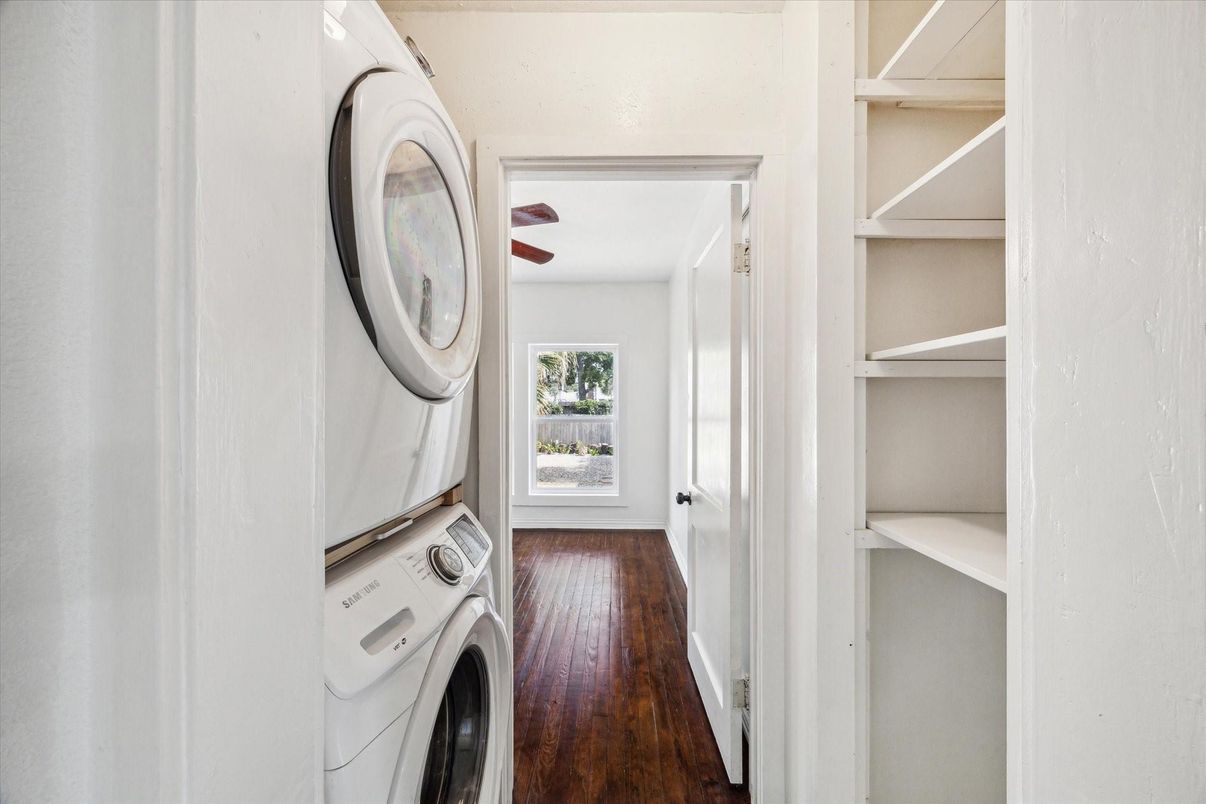 Interior, Utility Closets, Washer, Wood Texture Flooring