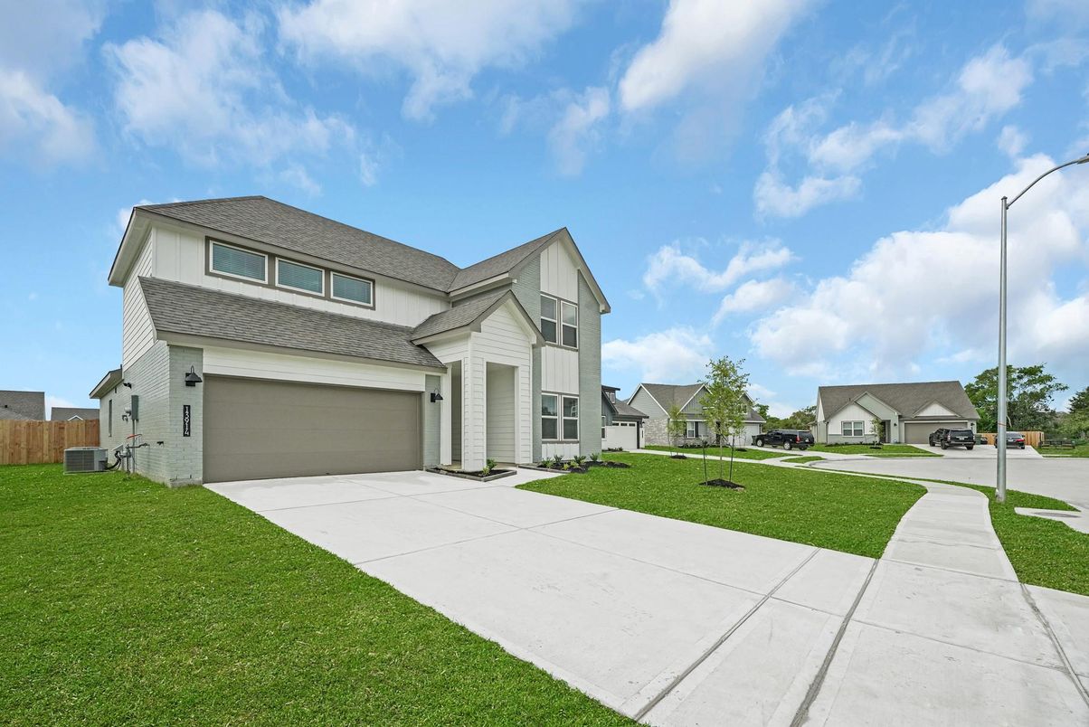 Attached, Exterior, Facade, Farmhouse