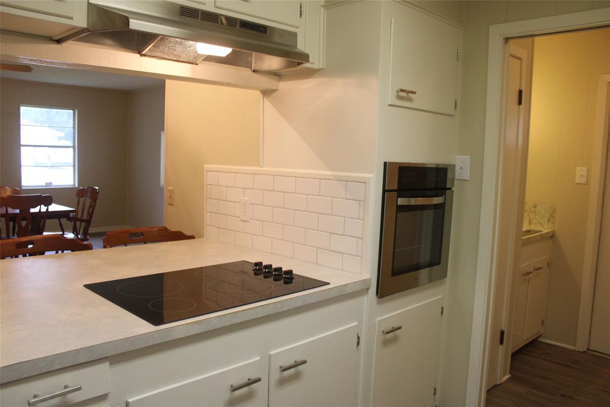 Dining room, Interior, Kitchen, Stainless Steel Appliances, Wood Texture Flooring