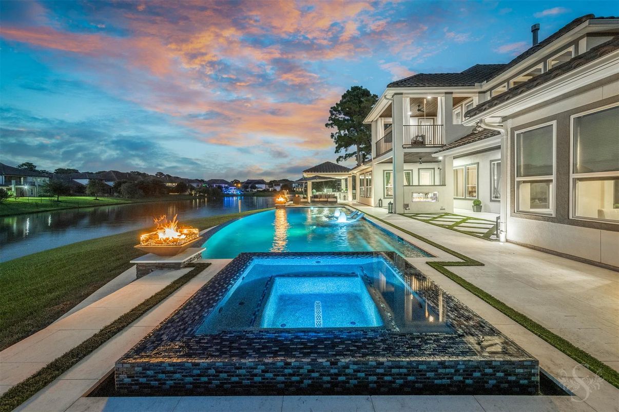 Exterior, Pool, Water
