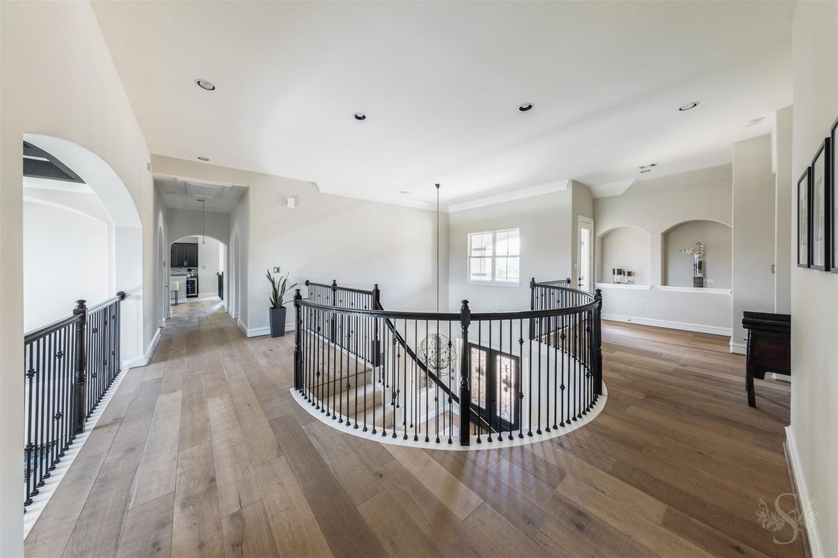 Interior, Recessed Lighting, Wood Texture Flooring