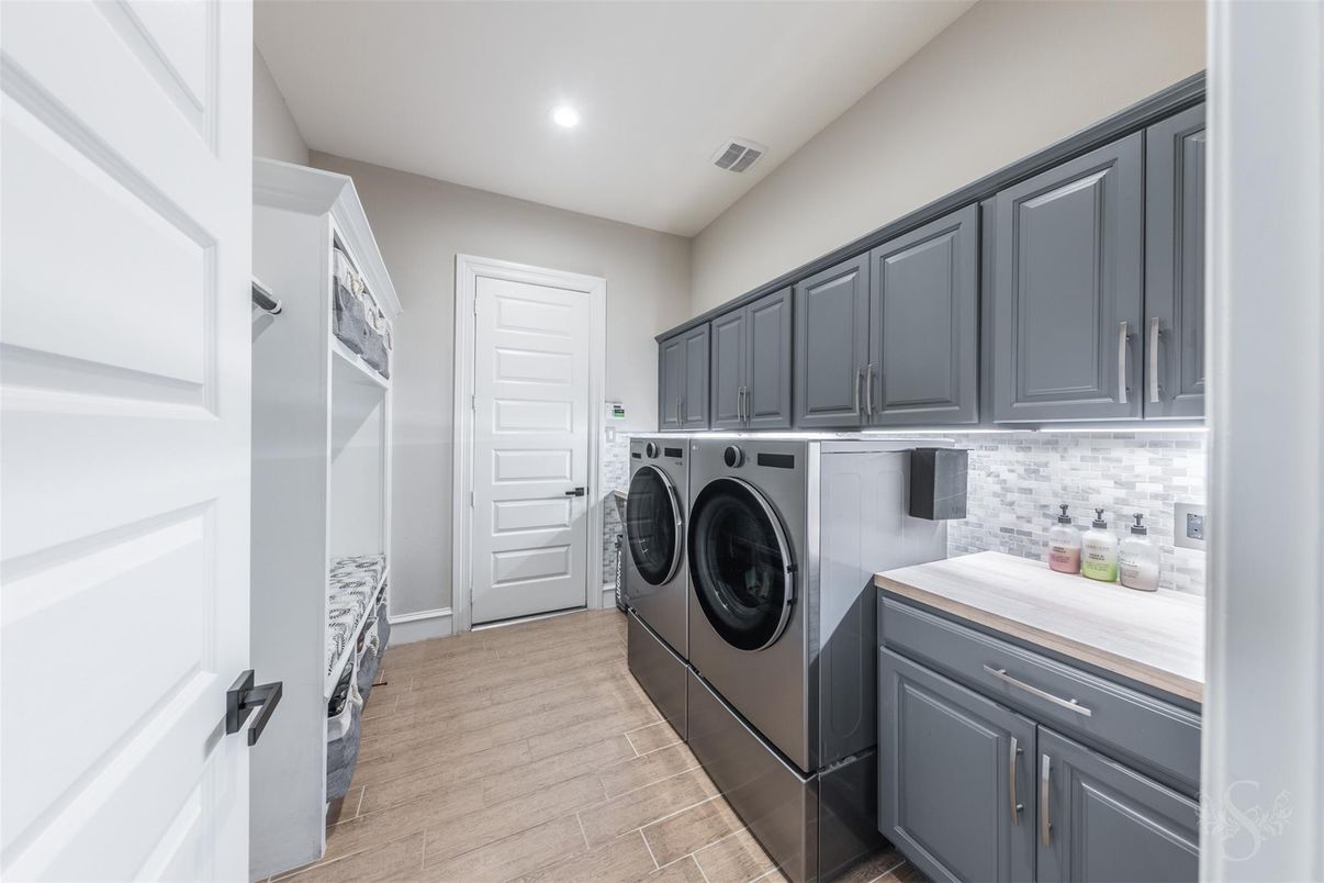 Interior, Recessed Lighting, Washer, Wood Texture Flooring