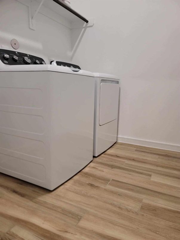 Interior, Washer, Wood Texture Flooring