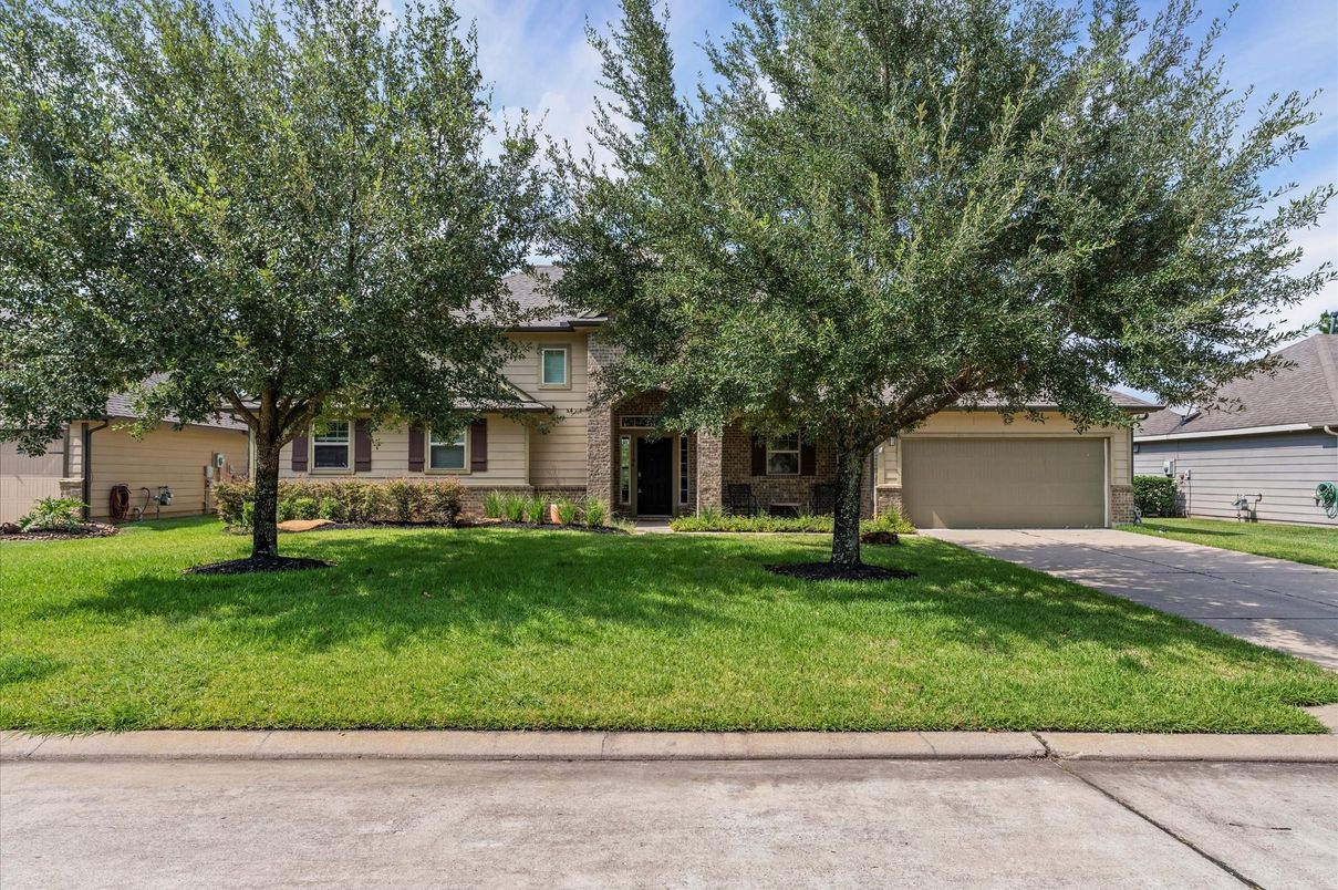 Attached, Backyard, Exterior, Facade, Brick Facade, Ranch