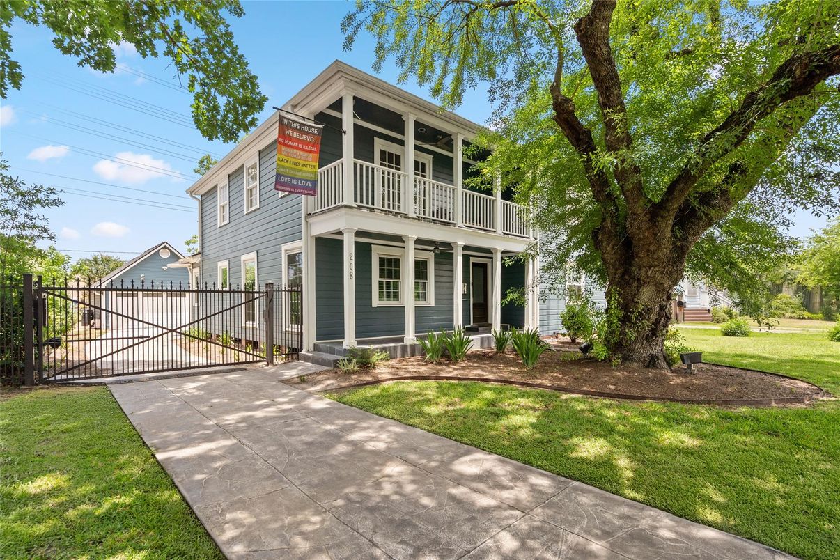Backyard, Exterior, Facade, Queen Anne Victorian