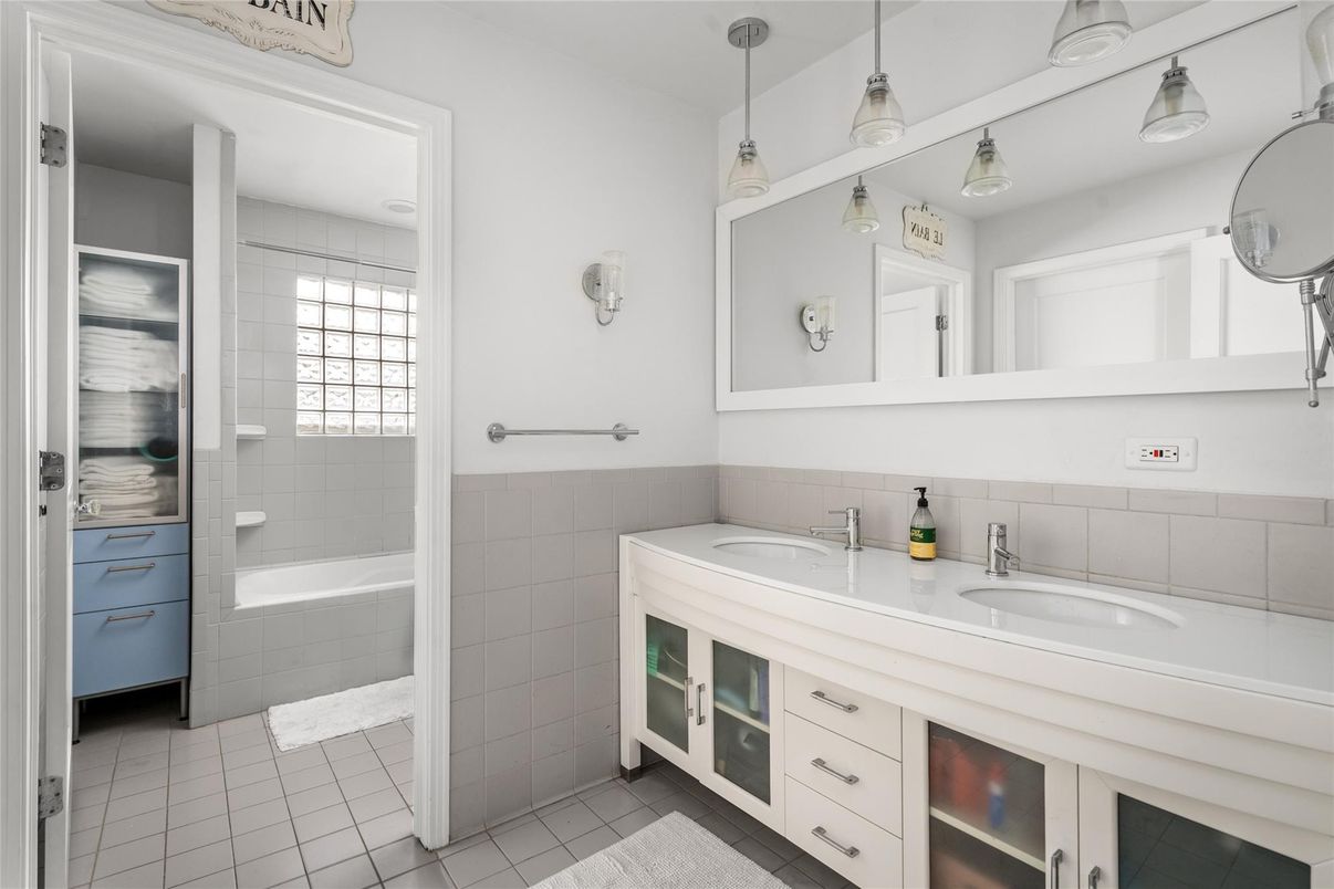 Bathroom, Dual Sink Vanities, Interior, Pendant Lights