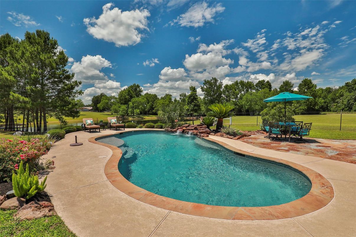 Exterior, Pool