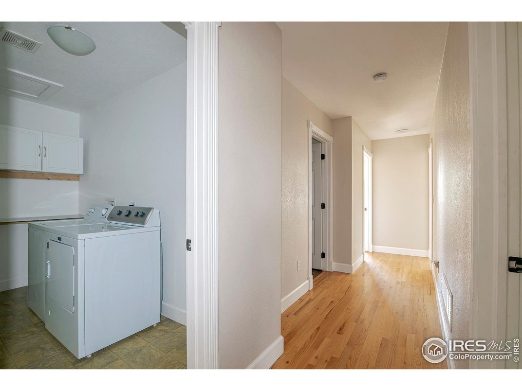 Interior, Recessed Lighting, Washer, Wood Texture Flooring