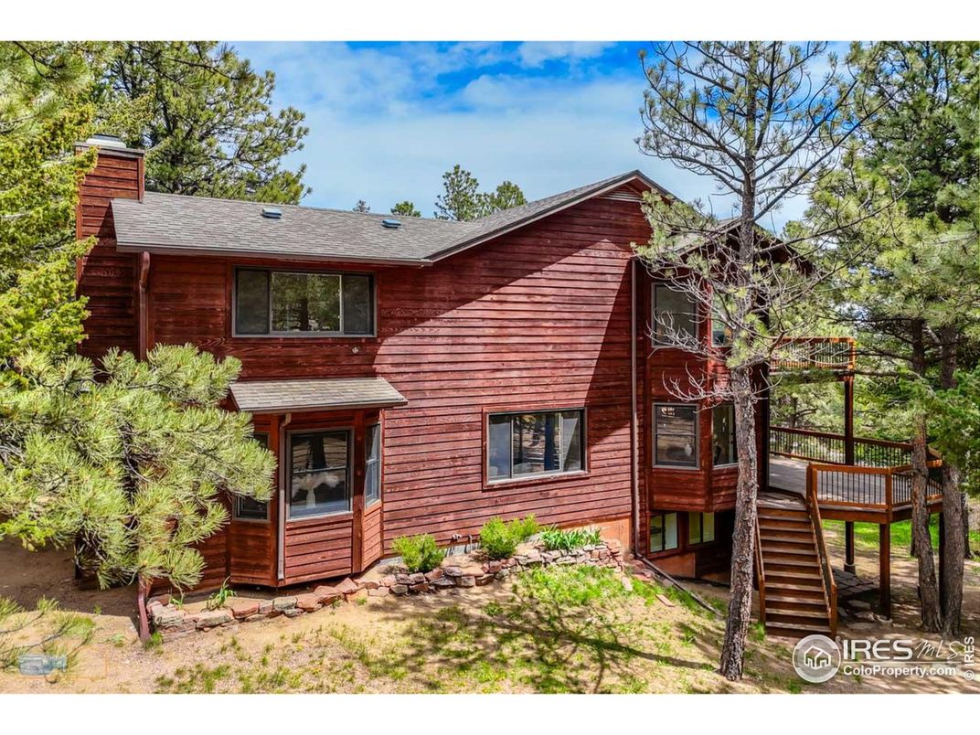 Exterior, Facade, Hot Tub, Log Home