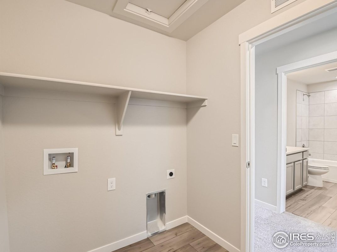 Bathroom, Interior, Walk-in Closets, Wood Texture Flooring