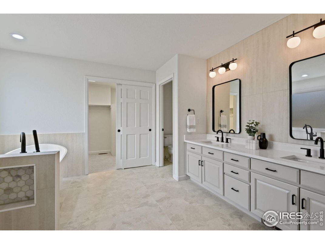 Bathroom, Dual Sink Vanities, Interior, Recessed Lighting