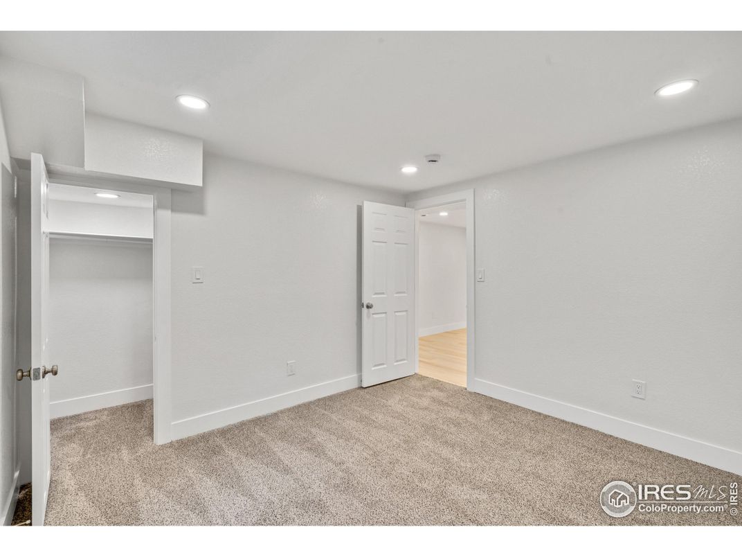 Empty room, Interior, Recessed Lighting