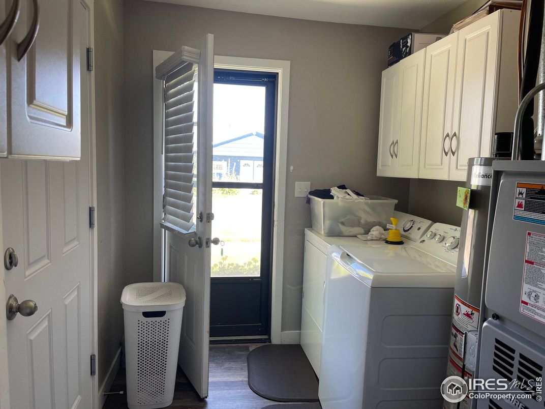 Interior, Washer, Wood Texture Flooring