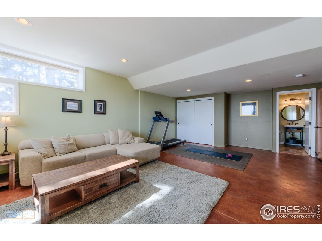 Fitness Equipment, Interior, Living room, Recessed Lighting, Wood Texture Flooring