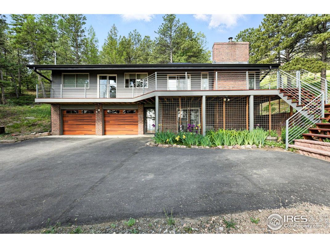 Attached, Exterior, Facade, Brick Facade, Raised Ranch