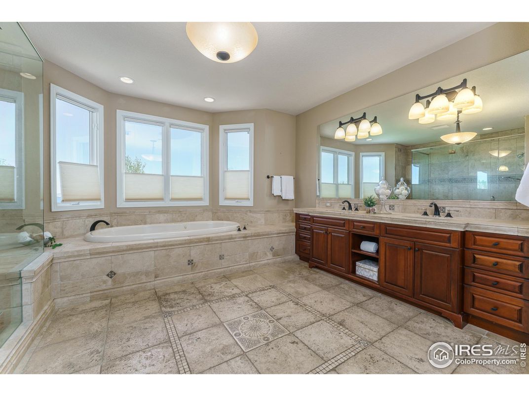 Bathroom, Dual Sink Vanities, Interior, Recessed Lighting