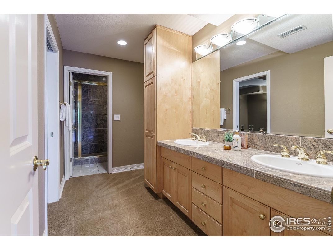 Bathroom, Dual Sink Vanities, Interior, Recessed Lighting