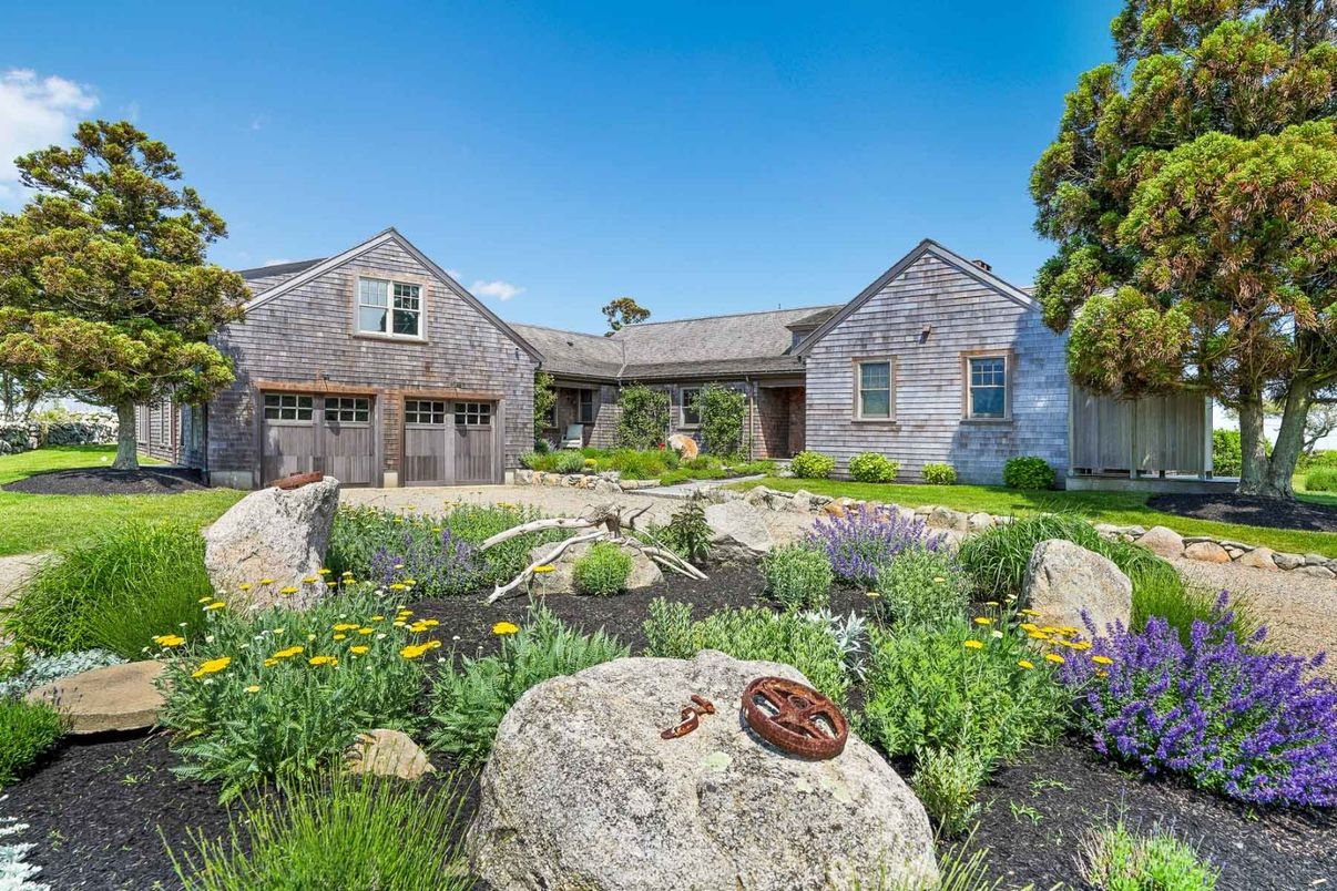 Attached, Exterior, Facade, Cape Cod
