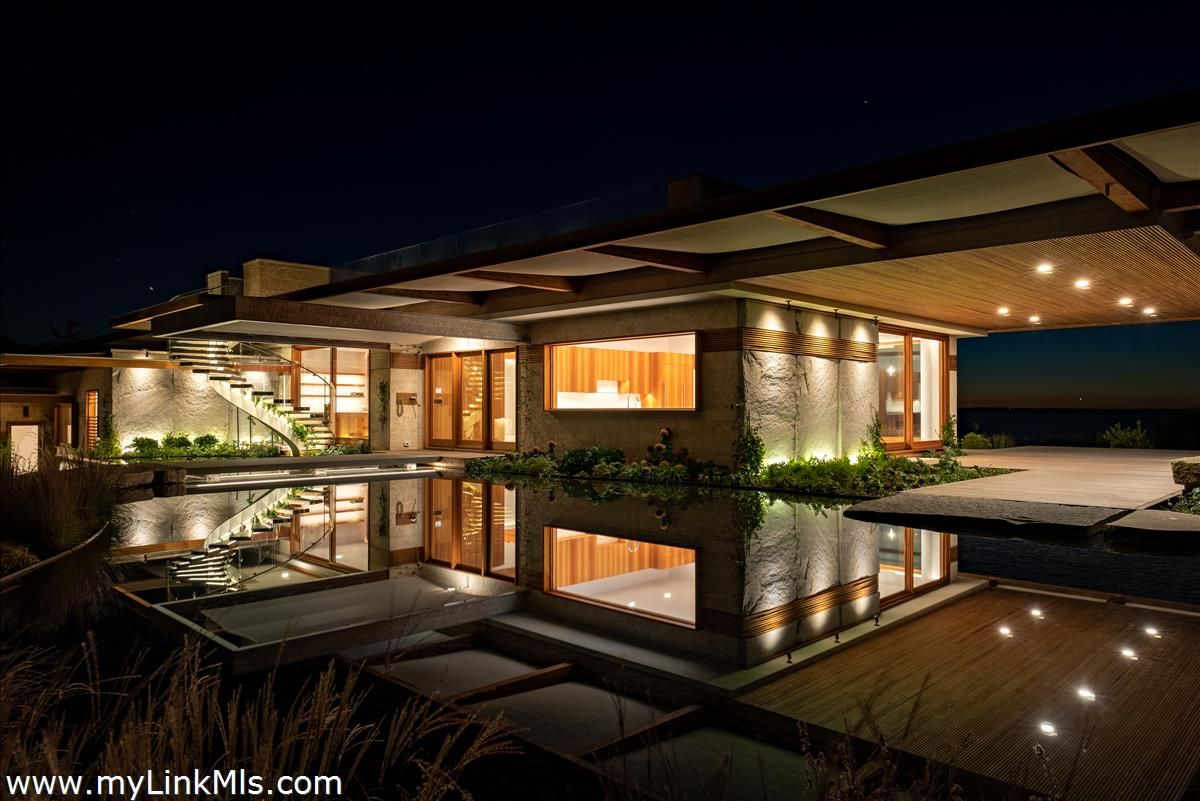 Exterior, Facade, Modern