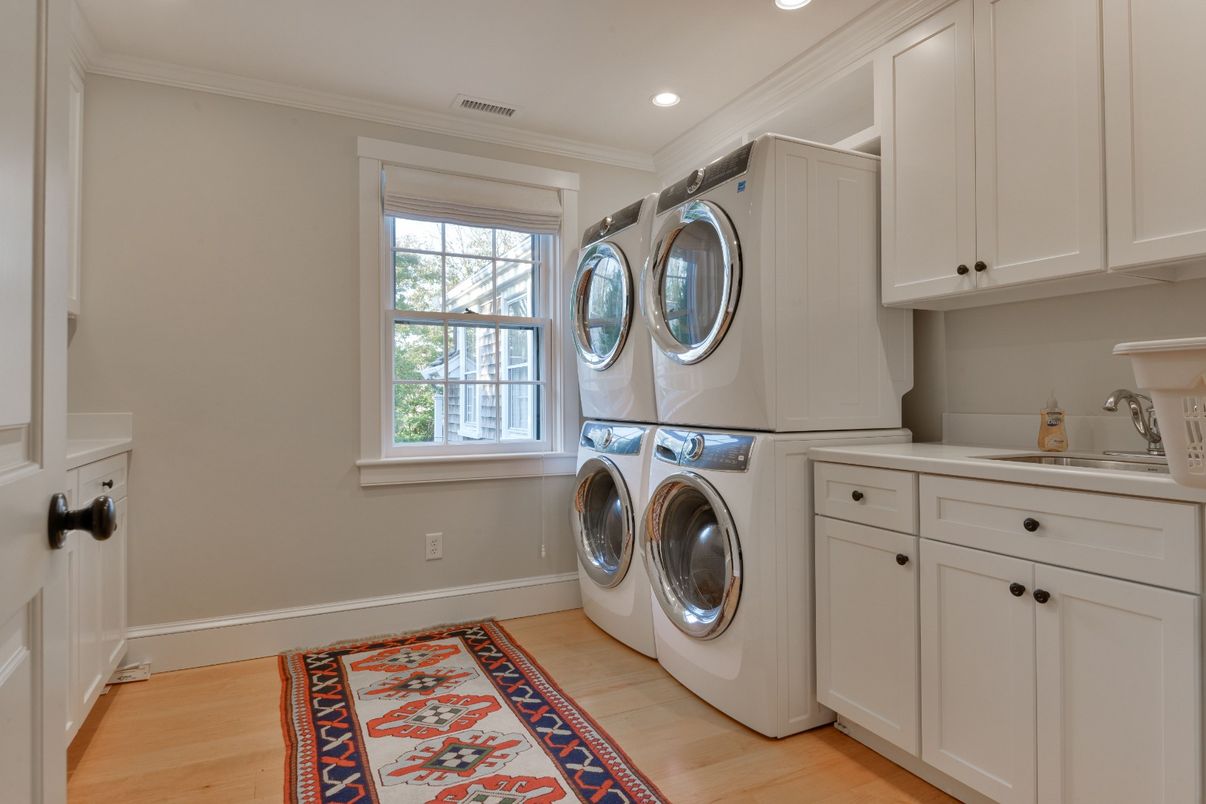 Interior, Recessed Lighting, Washer, Wood Texture Flooring