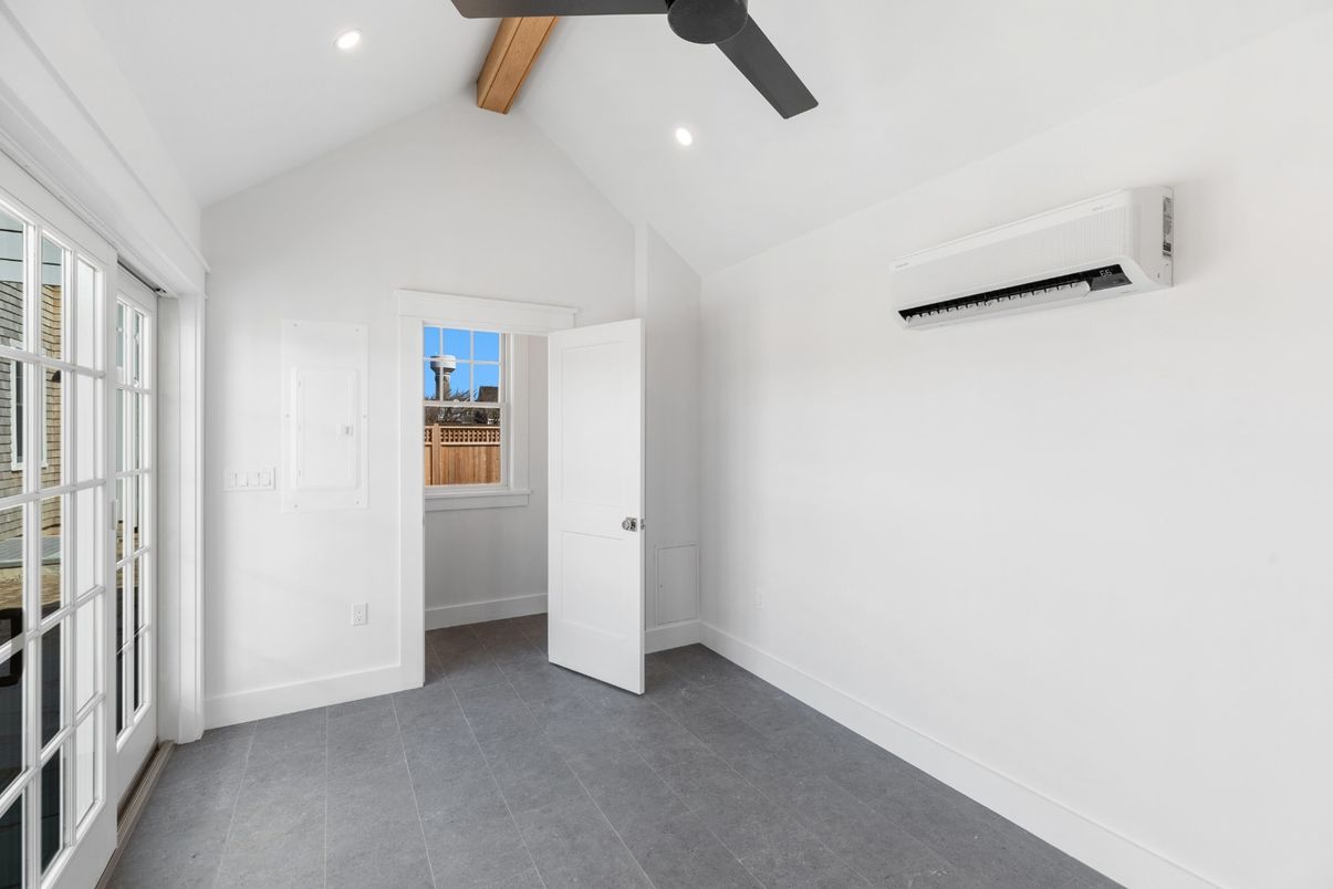 Empty room, Interior, Recessed Lighting, Wooden Beams