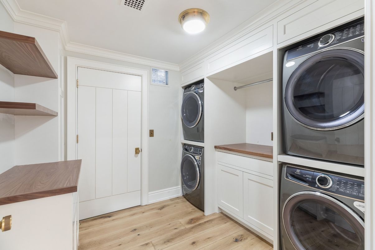 Interior, Utility Closets, Washer, Wood Texture Flooring