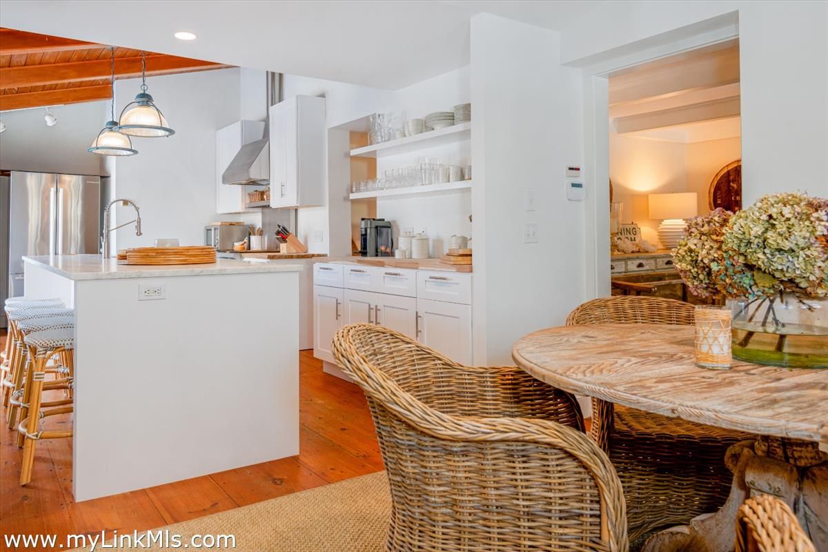 Dining room, Interior, Kitchen, Pendant Lights, Recessed Lighting, Wood Texture Flooring