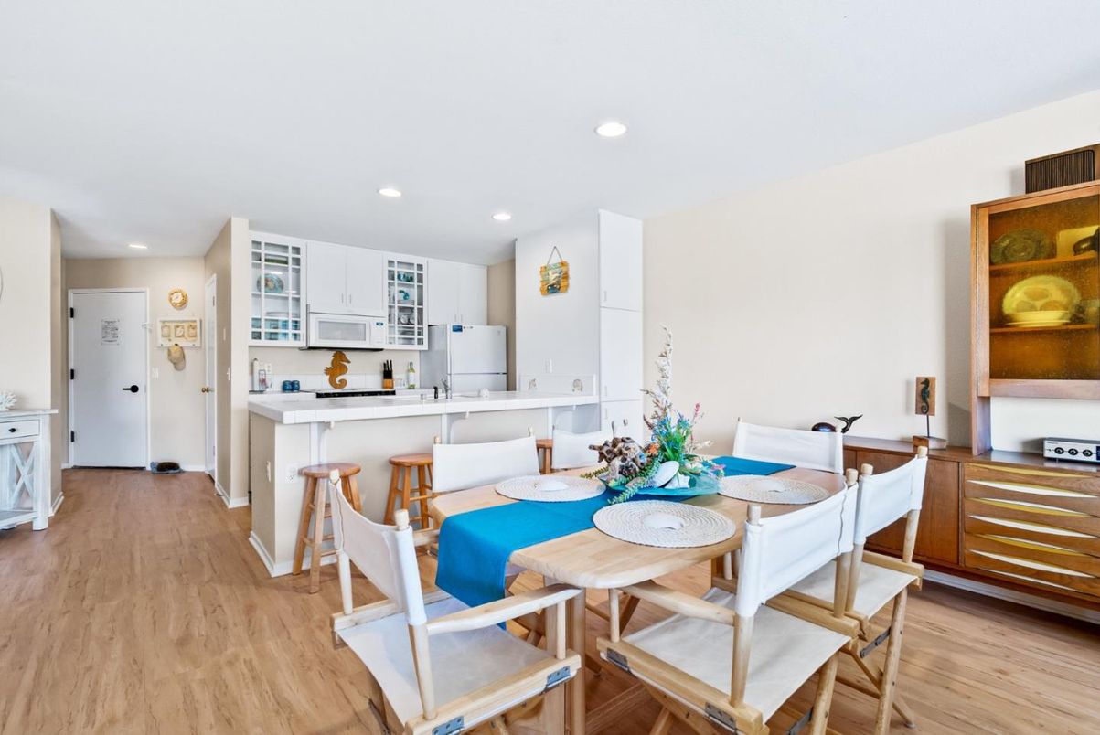 Dining room, Interior, Kitchen, Recessed Lighting, Wood Texture Flooring