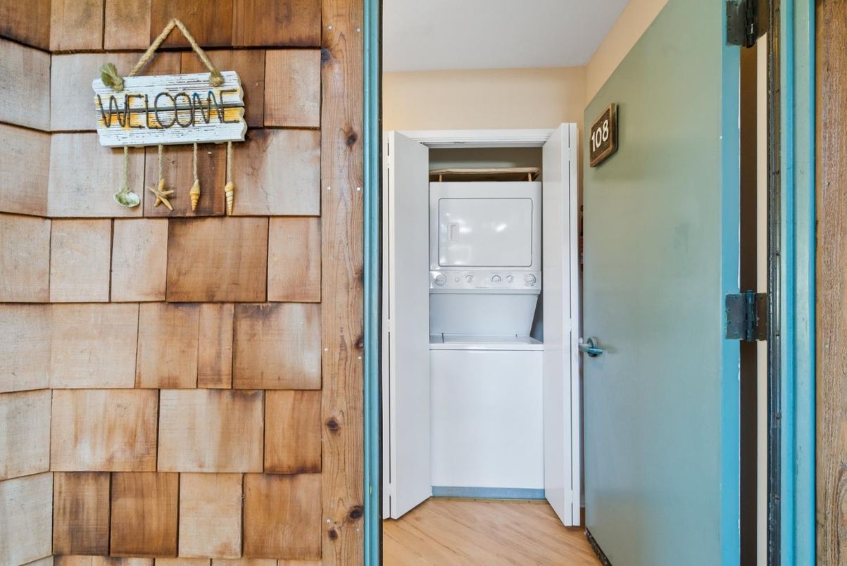 Interior, Utility Closets, Washer, Wood Texture Flooring