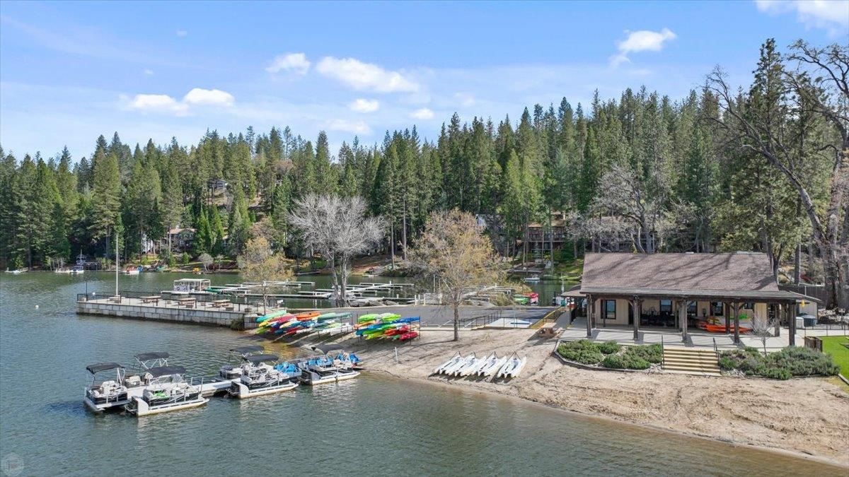 Exterior, Lake