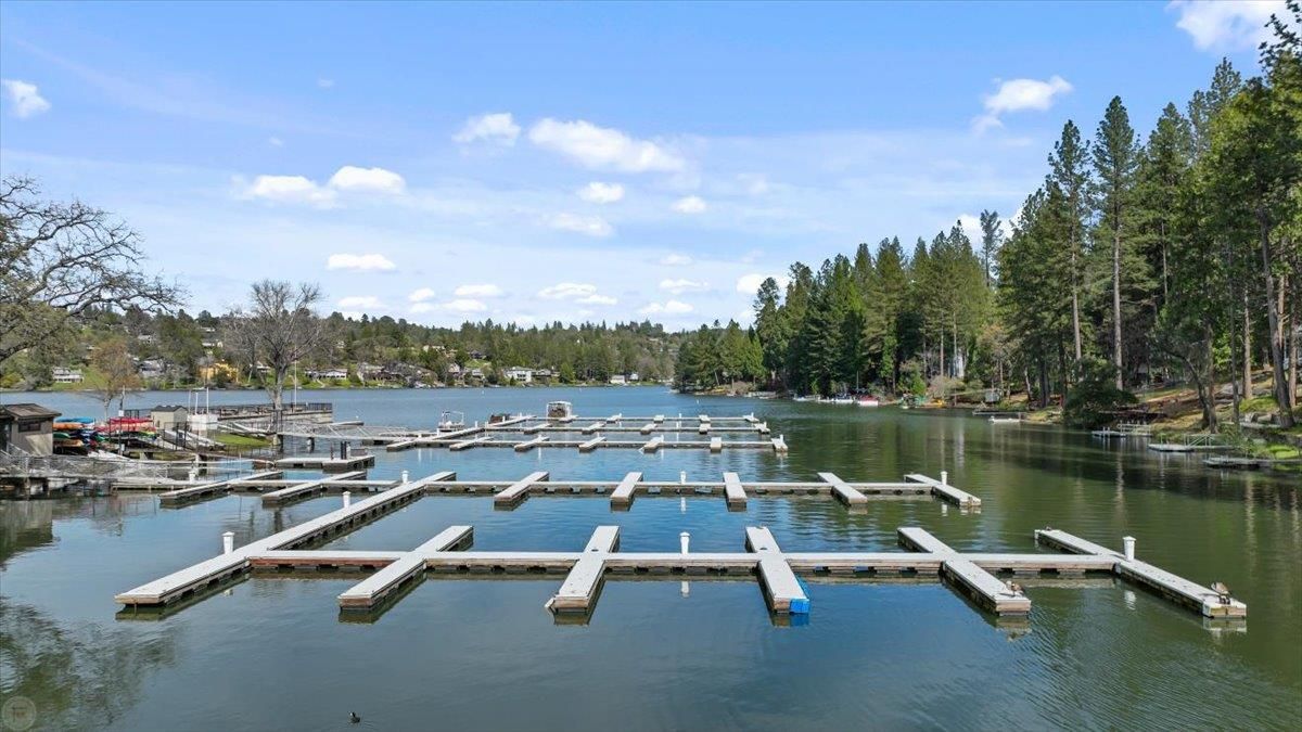 Exterior, Lake
