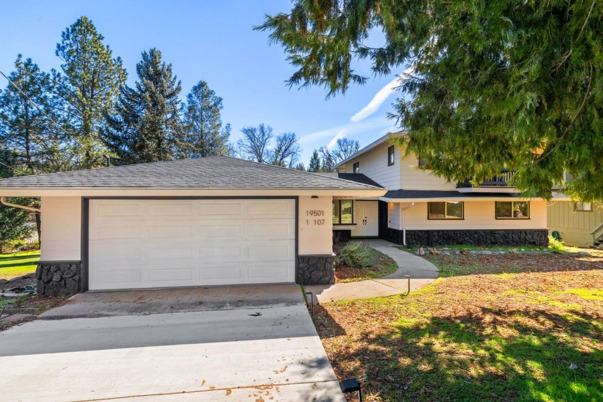 Attached, Exterior, Facade, Ranch