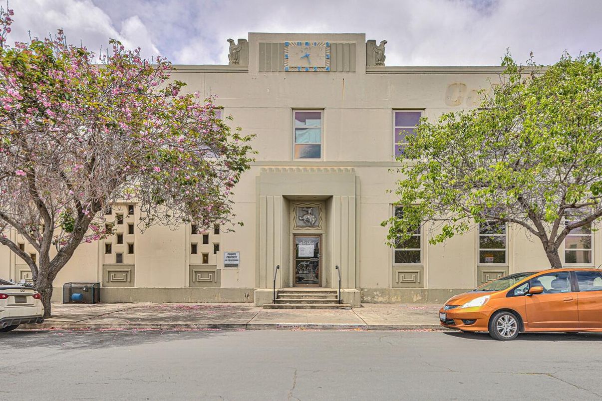 Exterior, Facade, Rowhouse