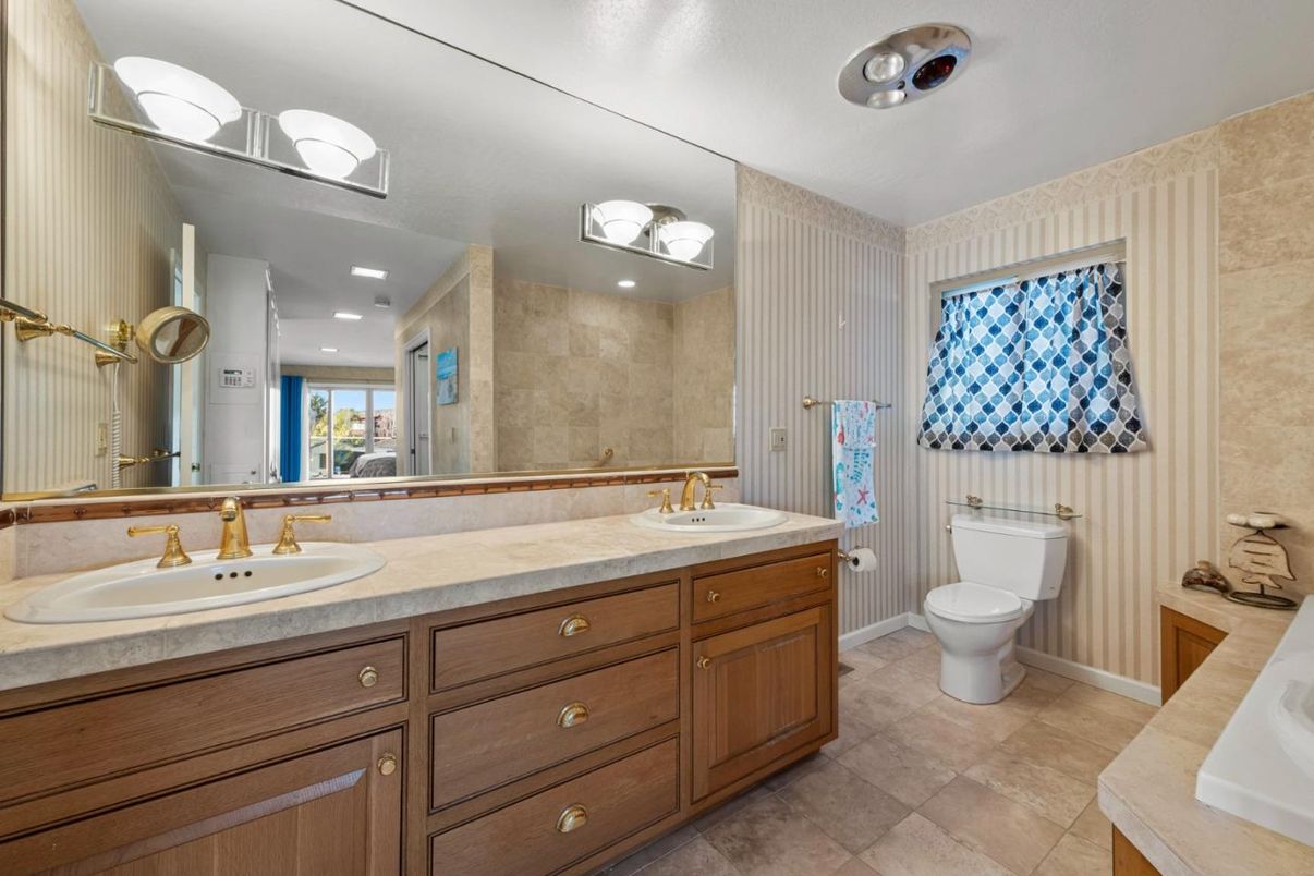 Bathroom, Dual Sink Vanities, Interior, Recessed Lighting