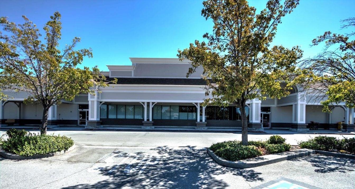 Exterior, Facade, Modern