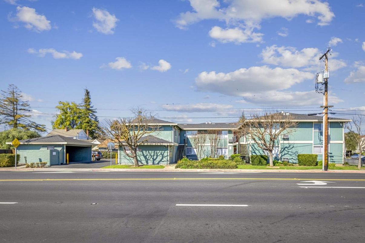 Exterior, Facade, Ranch