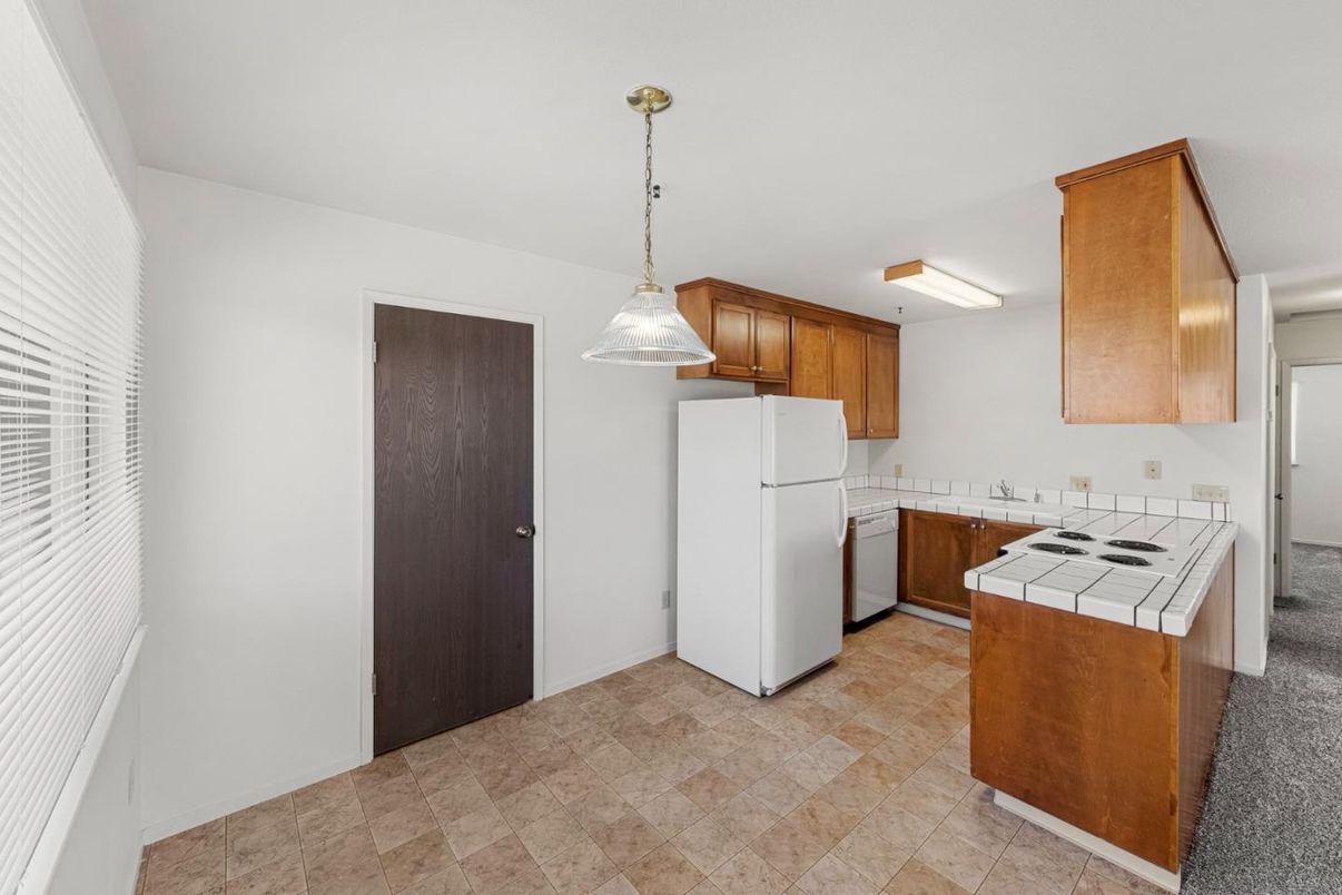 Interior, Kitchen, Pendant Lights, Tile Countertops