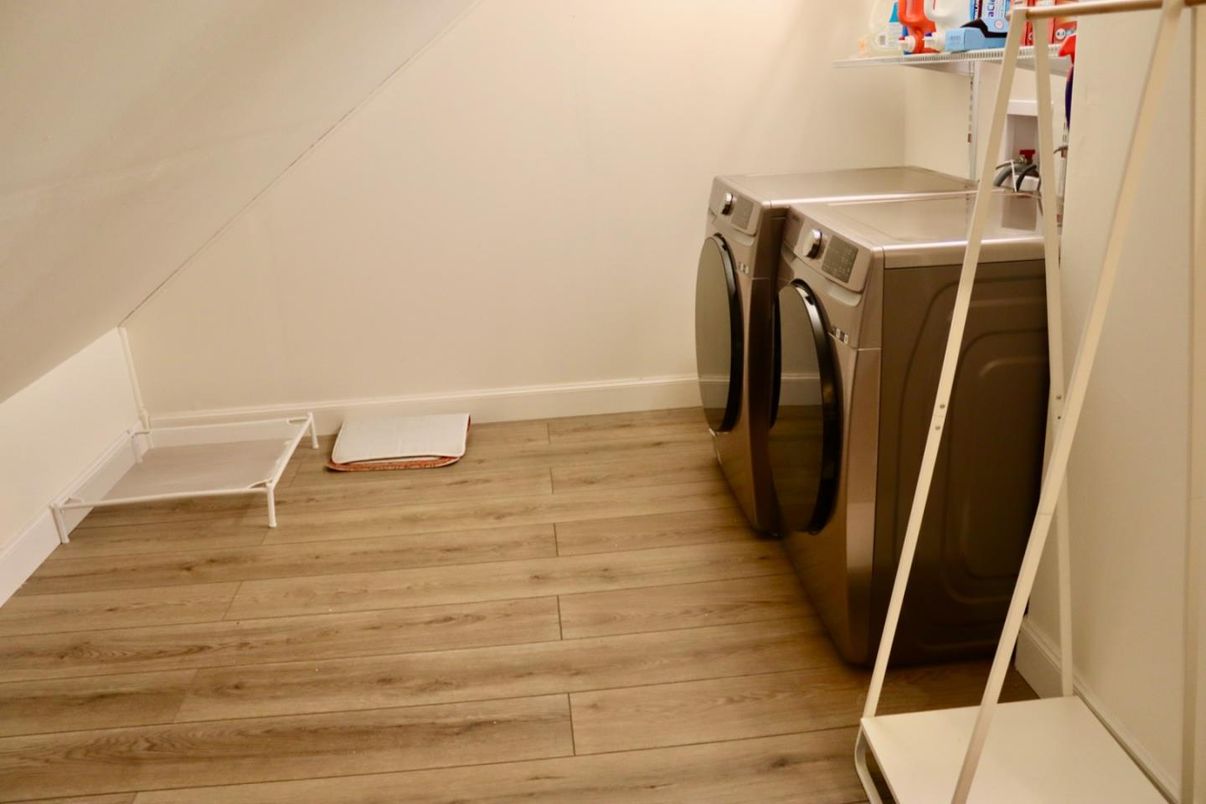 Interior, Washer, Wood Texture Flooring
