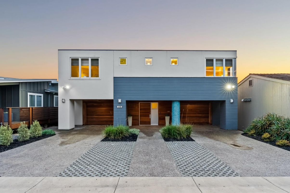 Attached, Exterior, Facade, Modern