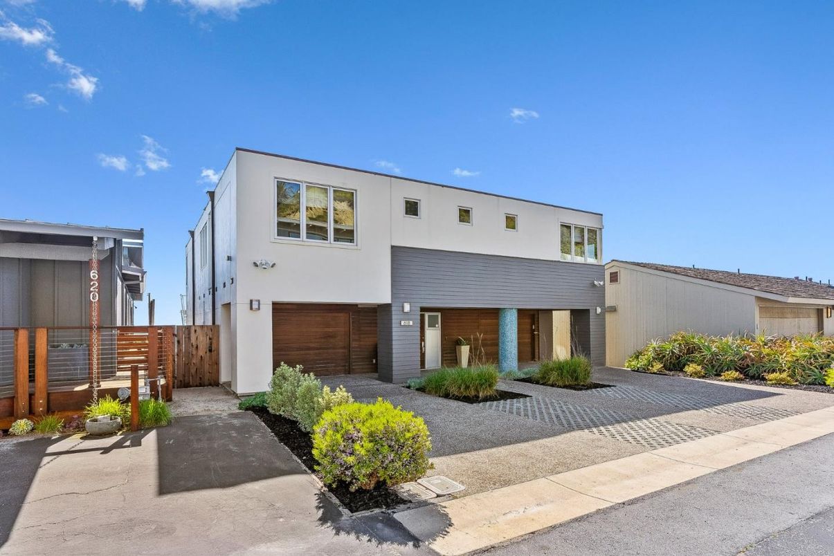Attached, Exterior, Facade, Modern