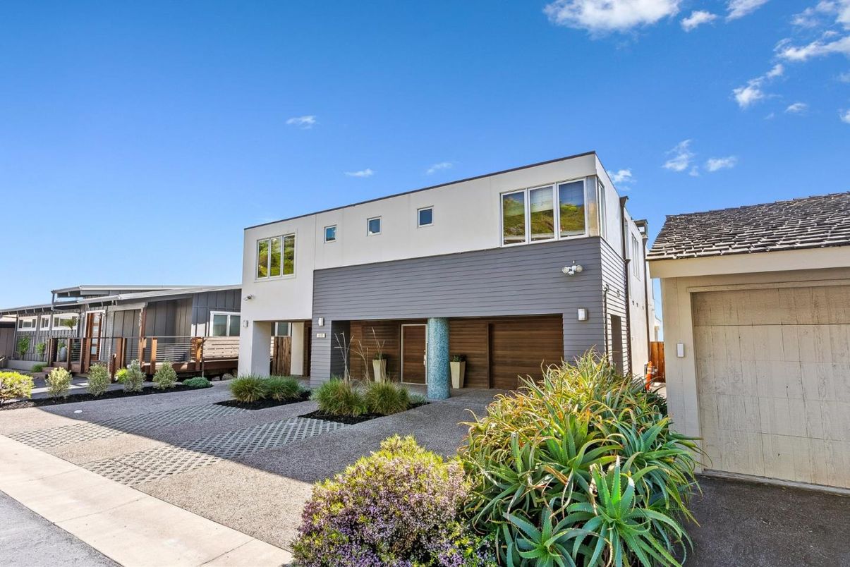 Attached, Exterior, Facade, Modern