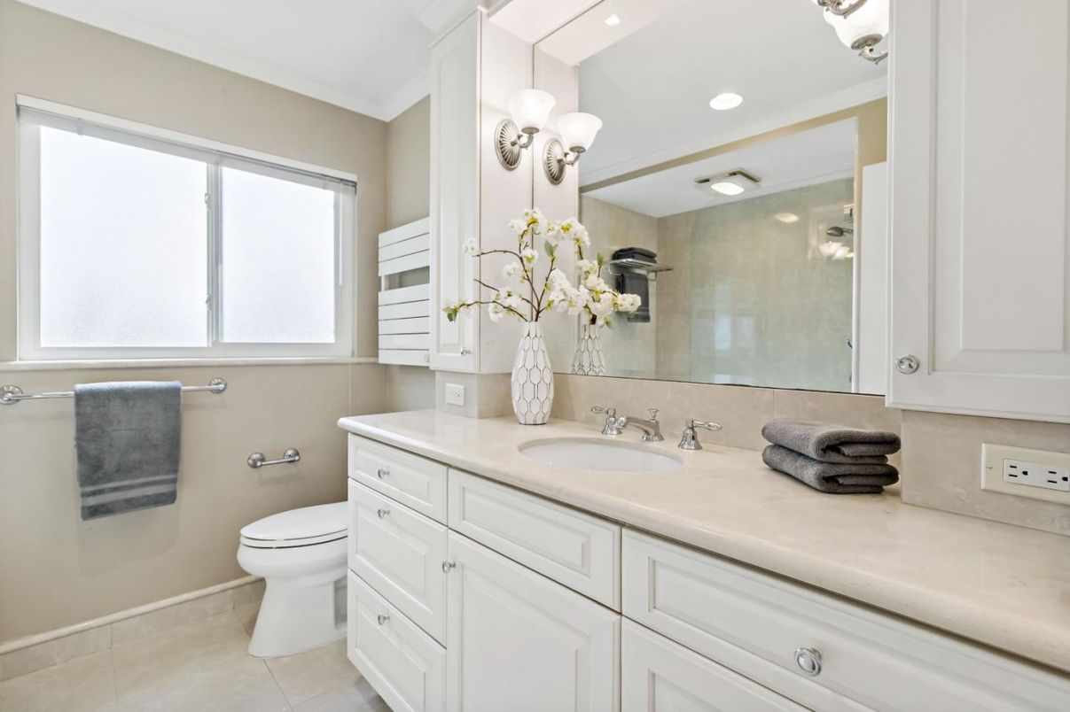 Bathroom, Interior, Recessed Lighting