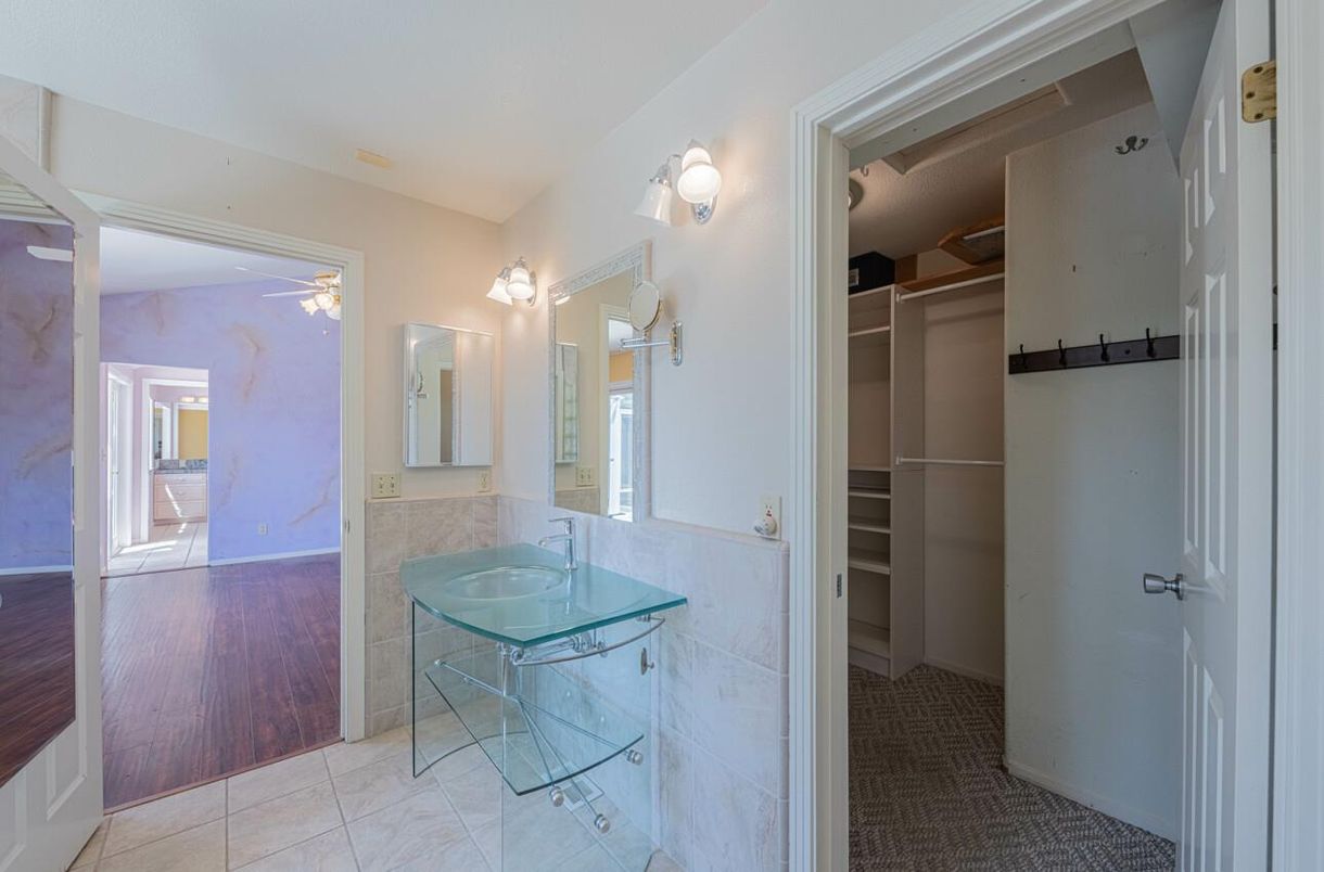 Bathroom, Interior, Walk-in Closets, Wood Texture Flooring
