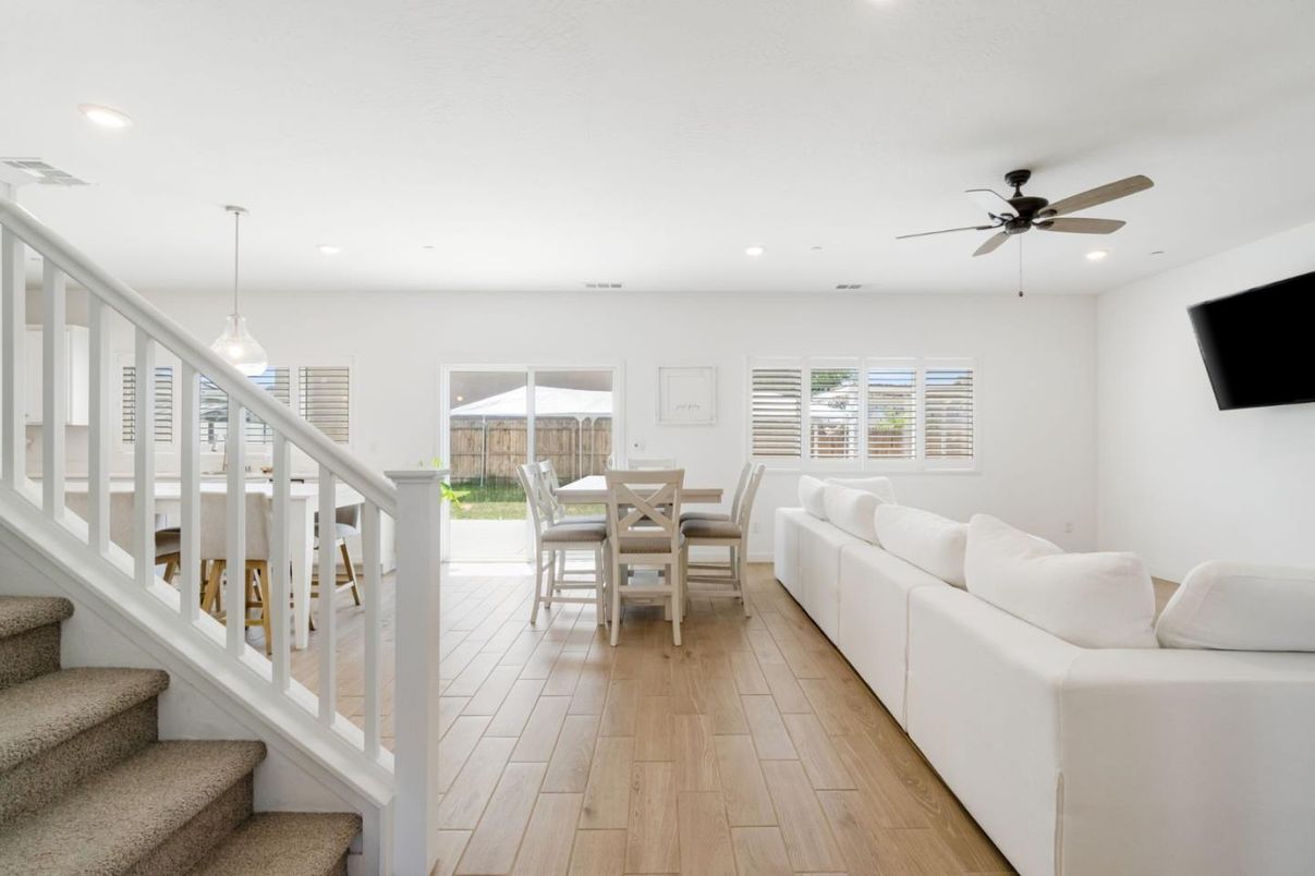 Dining room, Interior, Living room, Pendant Lights, Recessed Lighting, Wood Texture Flooring